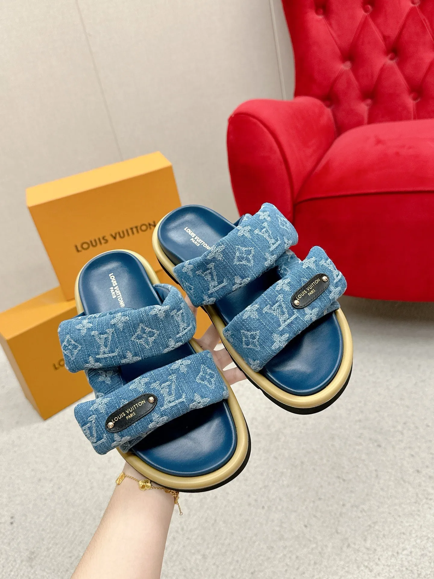 P340 yuan LV Louis Vuitton Full of high-end feel! A popular model among bloggers at home and abroad, it’s retro and fashionable, and looks stunning on your feet! Mainly recommended model on the official website★ ━━━━━ ЅᏇєєt ━━━━━ ▪️Upper: original calfskin ➕5D printing process ▪️Inner: imported mixed sheepskin ▪️Outsole: original molded foam outsole ▪️Size: Female 35-40 Men's 39-44 (women's 41 men's 45)